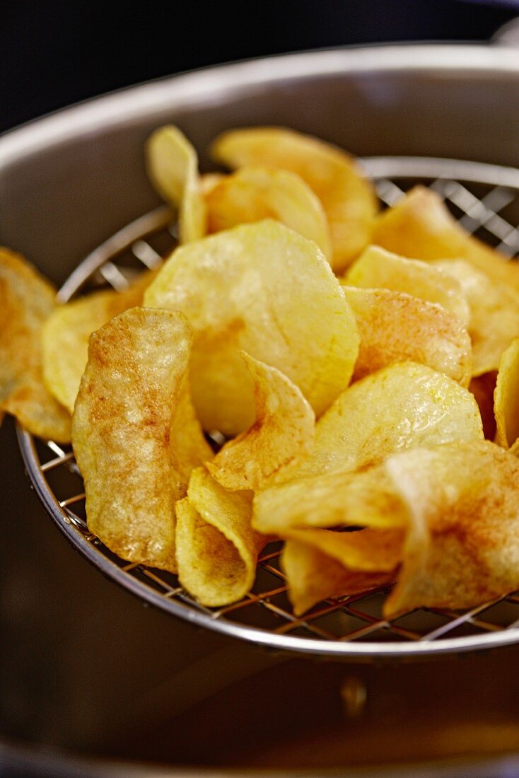 Making potato crisps