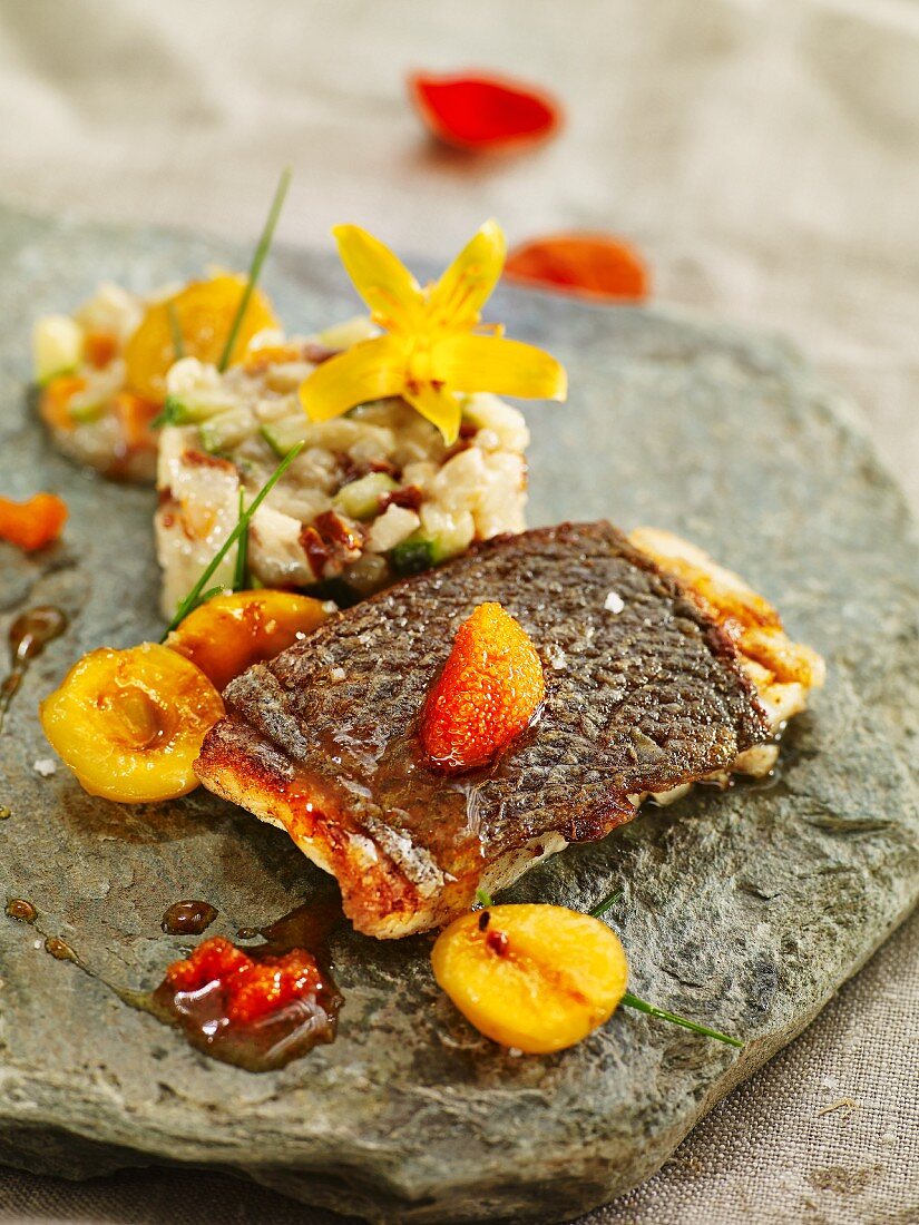 Gebratenes Fischfilet mit Früchten