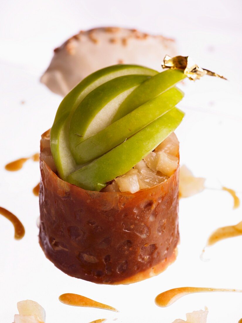 A caramel nest filled with pear compote and apple slices