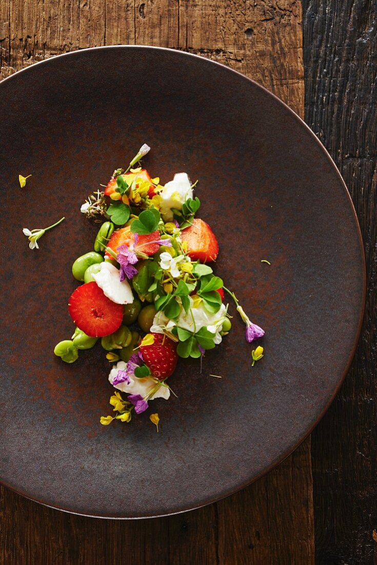 Bean salad with strawberries, clover and edible flowers