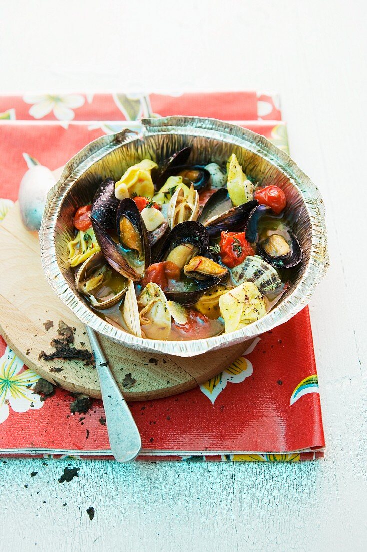 Grilled mussels with tortellini and tomatoes
