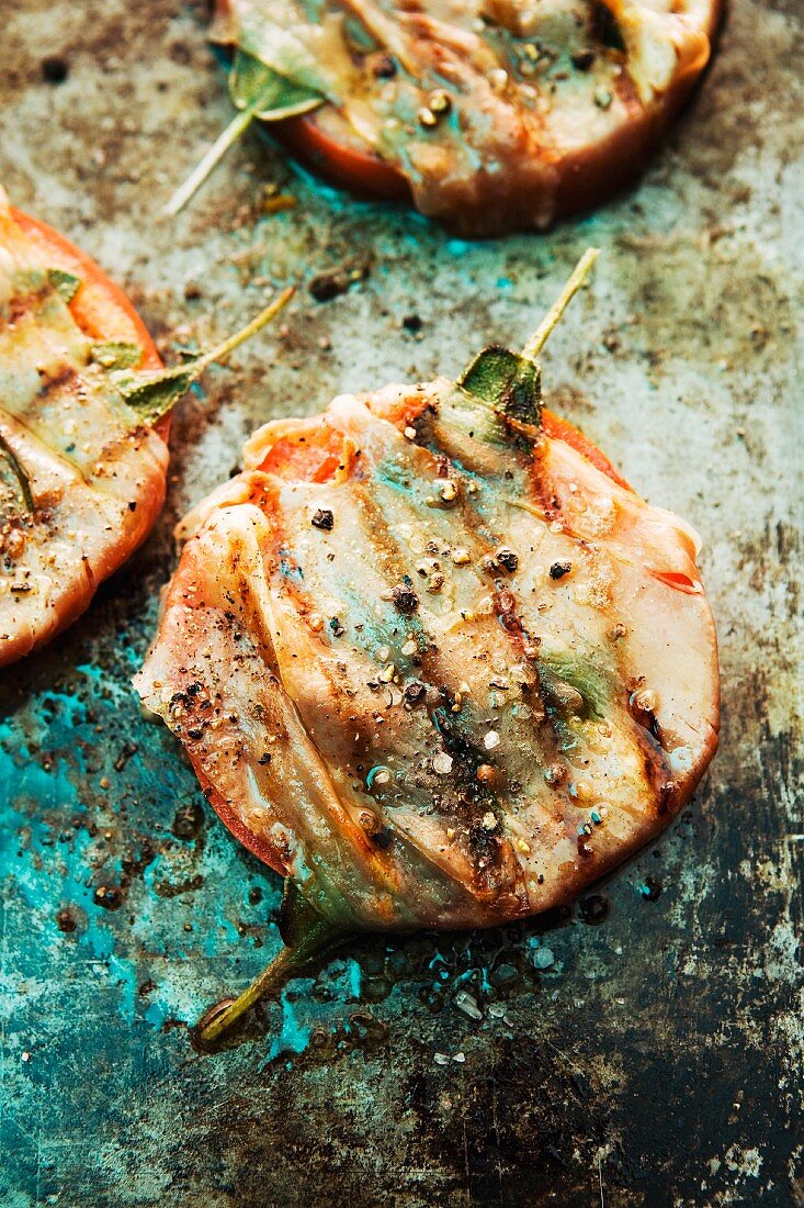 Gegrillte Tomaten mit Parmaschinken und Salbei