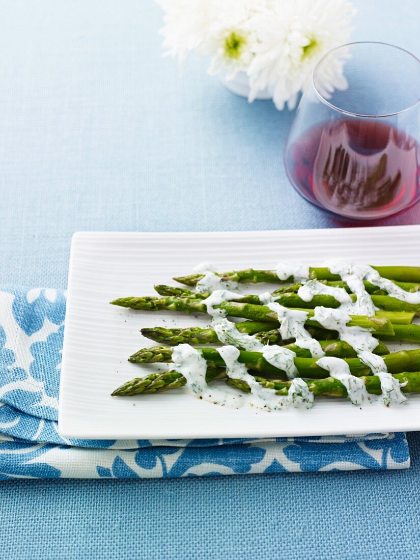 Green asparagus with yogurt sauce