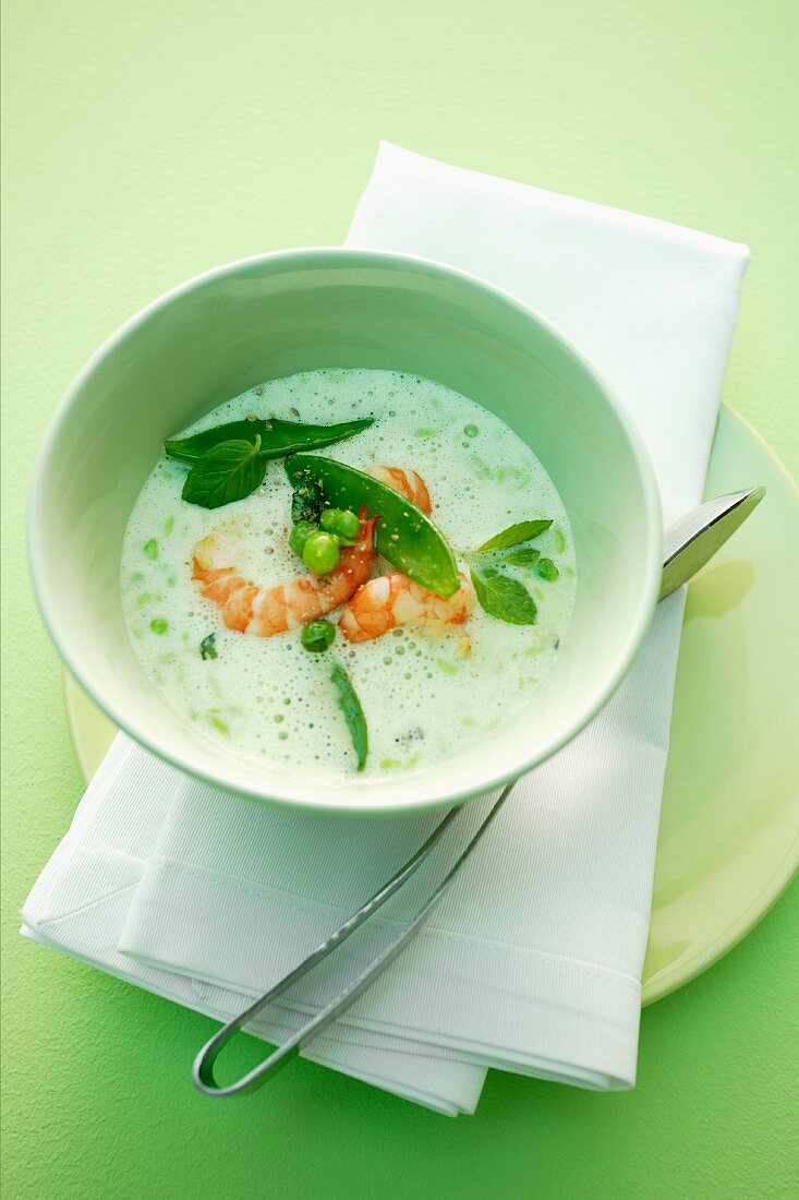 Foamy pea soup with mange tout and prawns