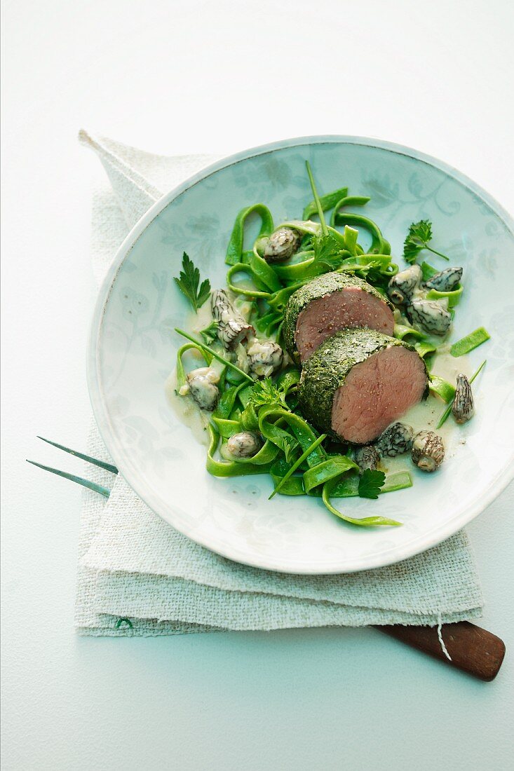 Pochiertes Kalbsfilet im Kräutermantel mit Morchelrahmsauce und grünen Nudeln