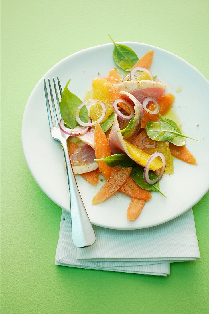 Möhren-Orangen-Salat mit geräucherter Entenbrust