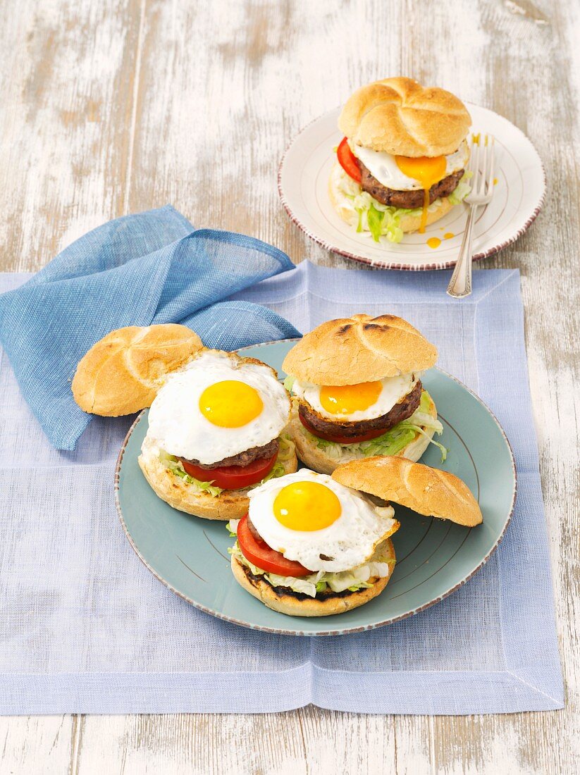 Kindney bean burgers with tomatoes and fried eggs