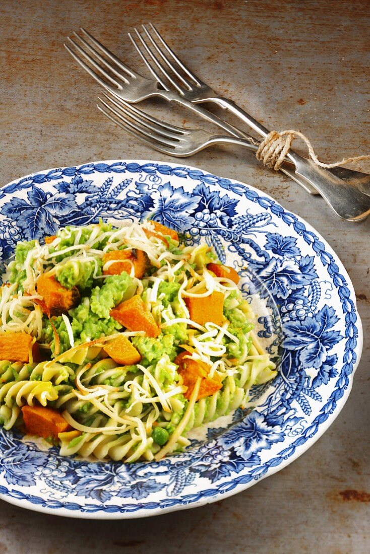 Fusilli with peas and pumpkin