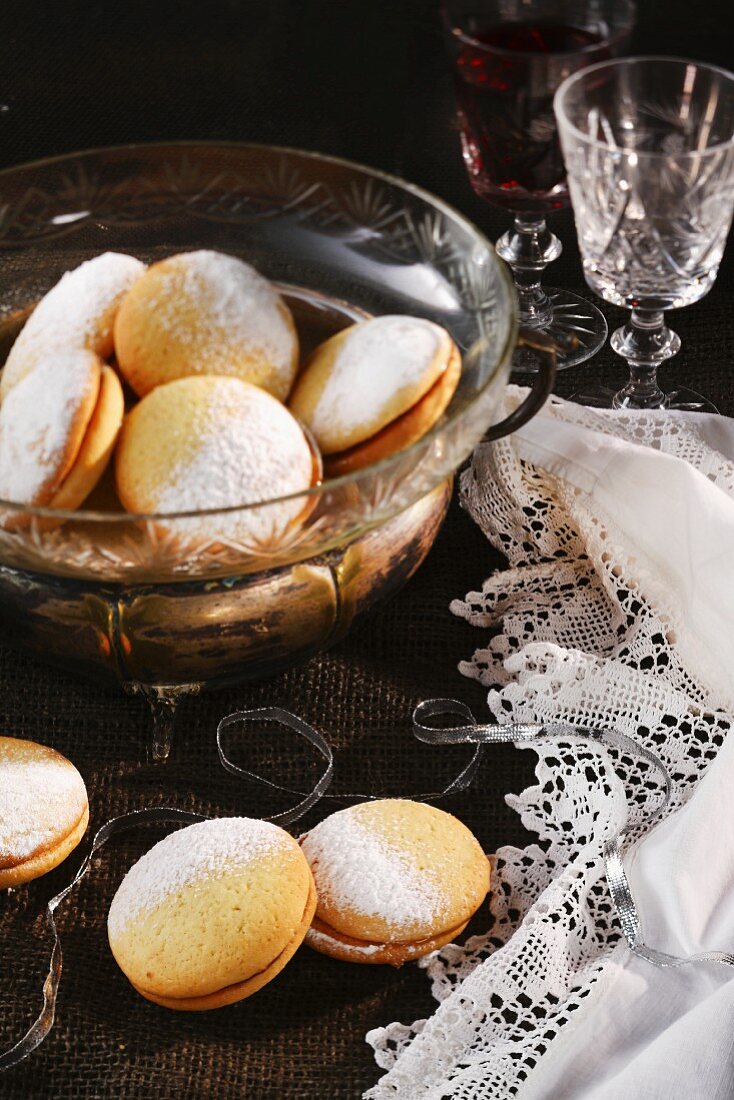 Whoopie pies with icing sugar