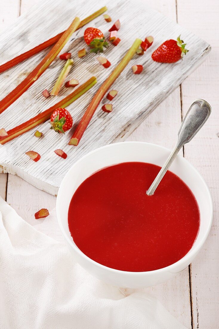 Rhabarber-Erdbeer-Suppe in Schale mit Löffel