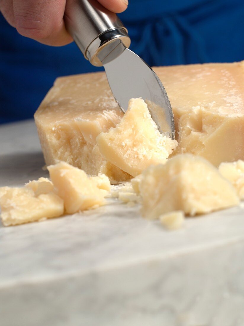 Parmesanstücke mit Käsemesser abbrechen