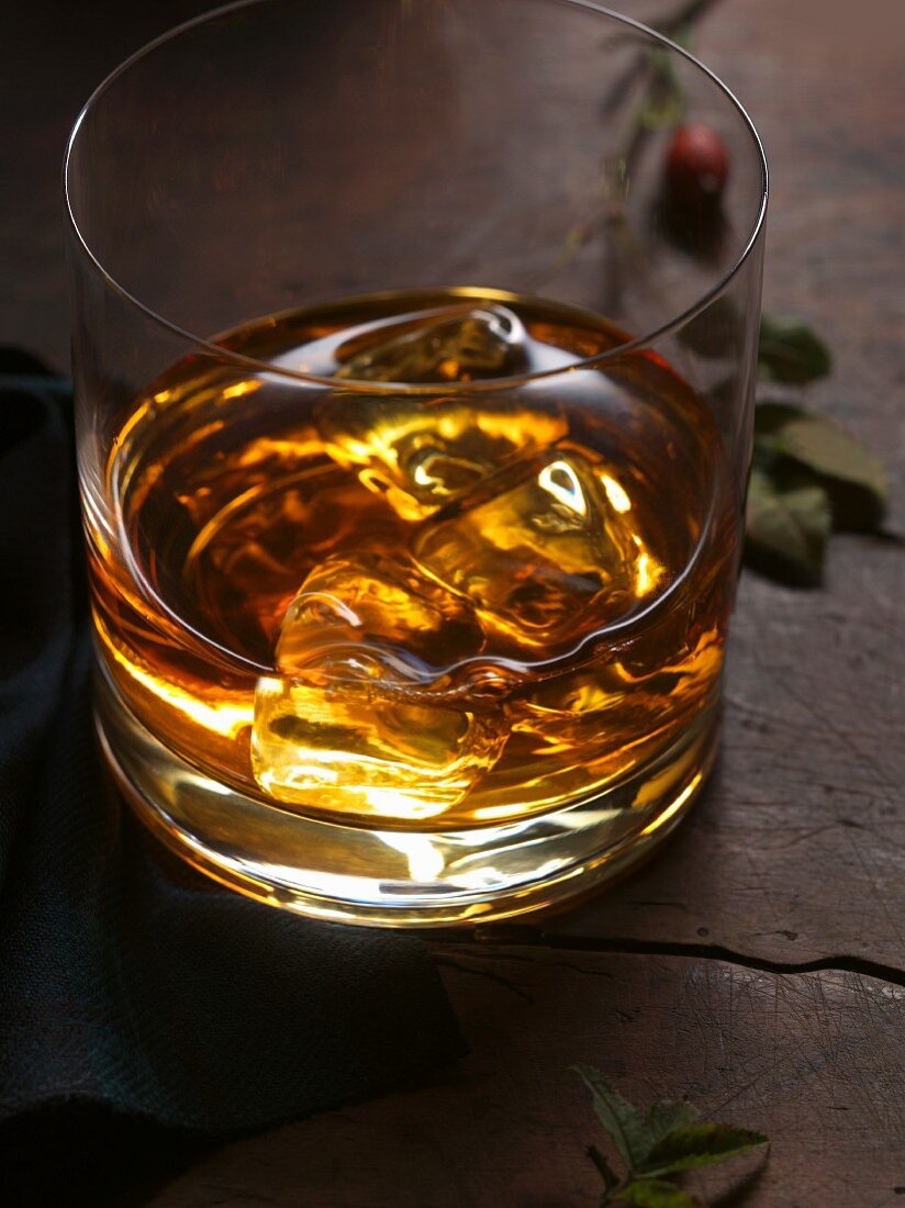 Ein Glas Whiskey mit Eiswürfeln