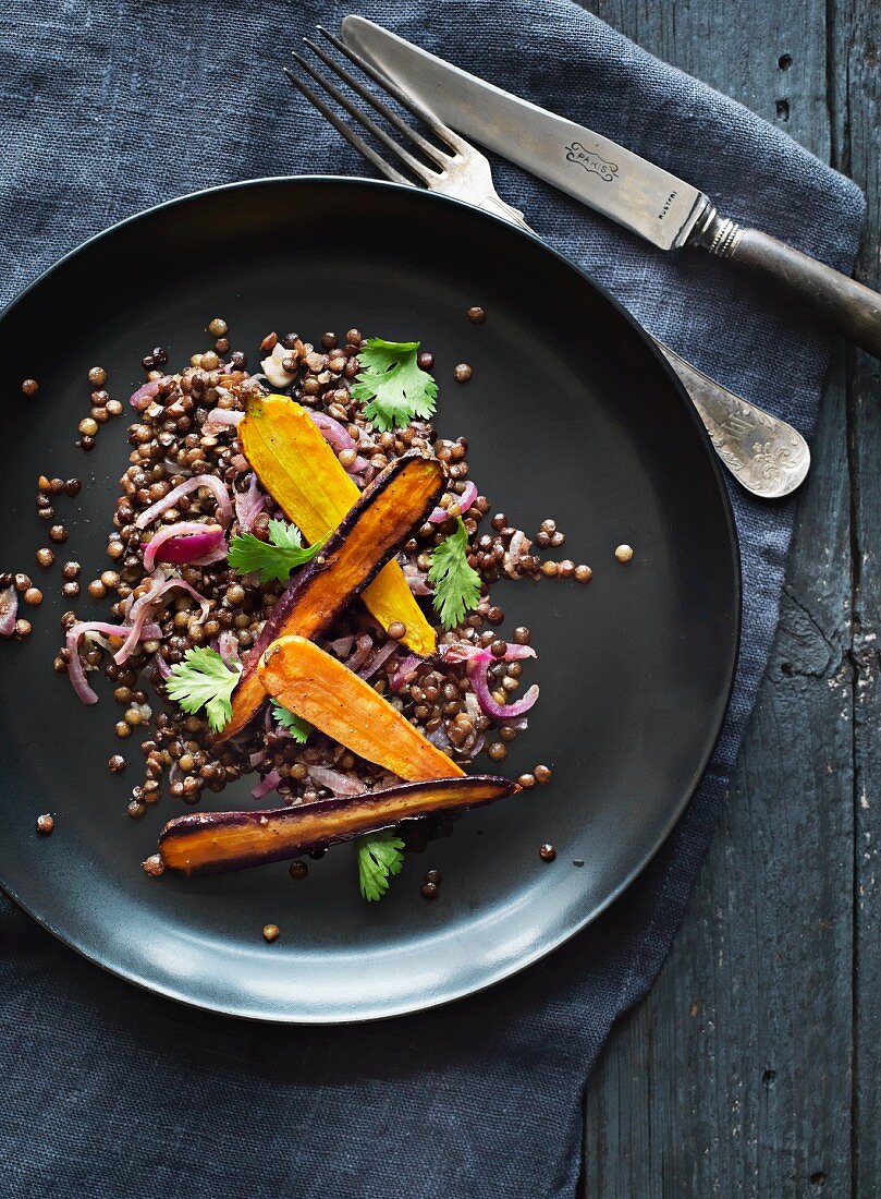 Grilled carrots with red onions and spelt grains