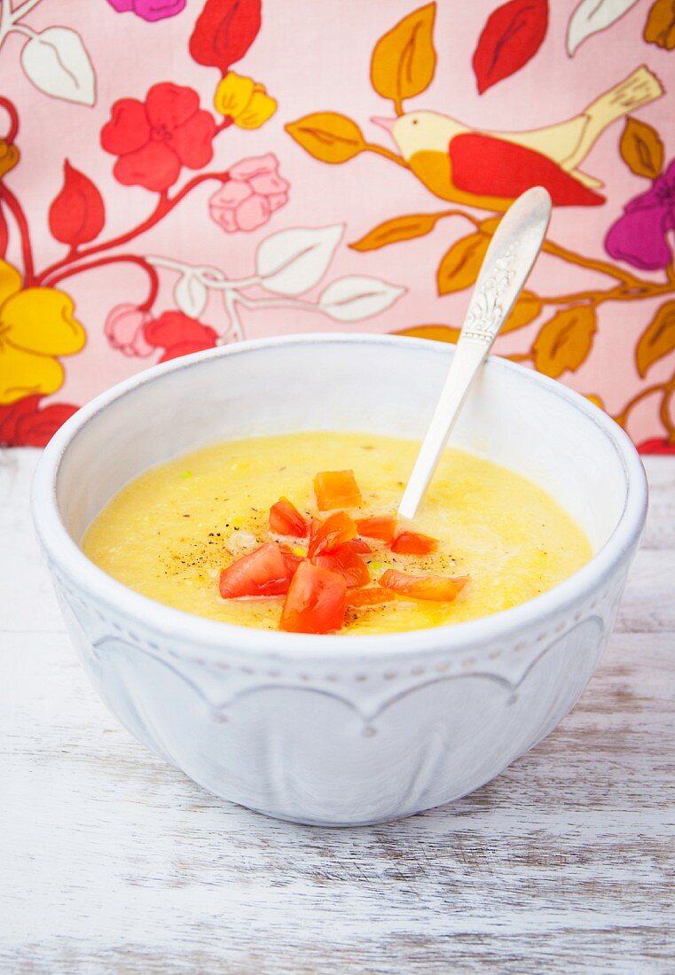 Cheddar-Käsesuppe mit Tomatenwürfeln