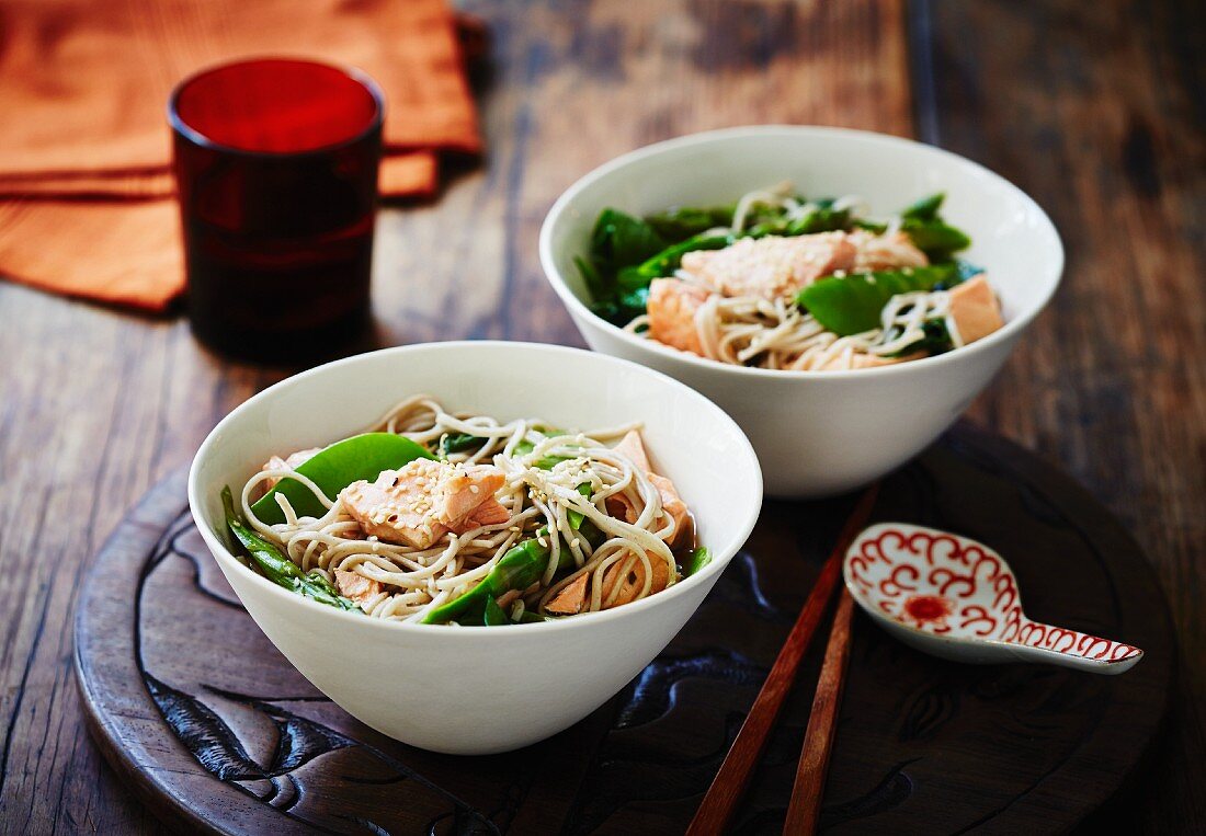 Soba noodle soup with salmon and mange tout (Asia)