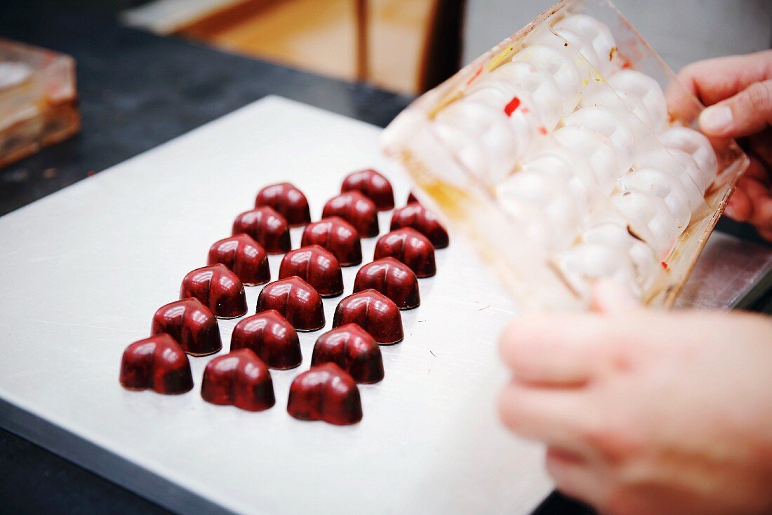 Herzförmige Schokoladenpralinen in der Schokoladenfabrik