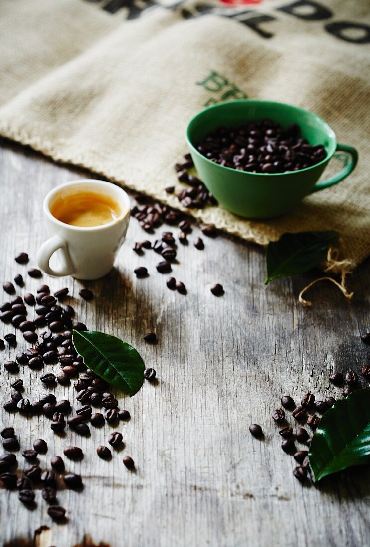 Espresso, Kaffeebohnen und Kaffeeblätter