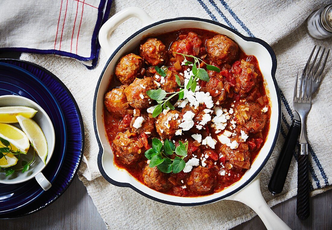 Hackbällchen mit Tomatensauce und Feta (Griechenland)