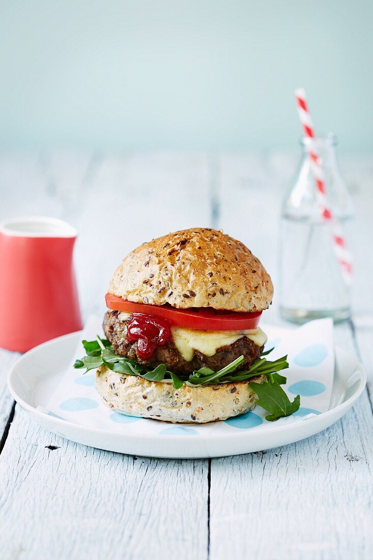 Cheeseburger mit Rucola und Ketchup