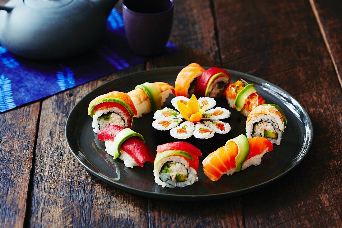 Bunte Sushiplatte mit Nigiri und Maki (Japan)