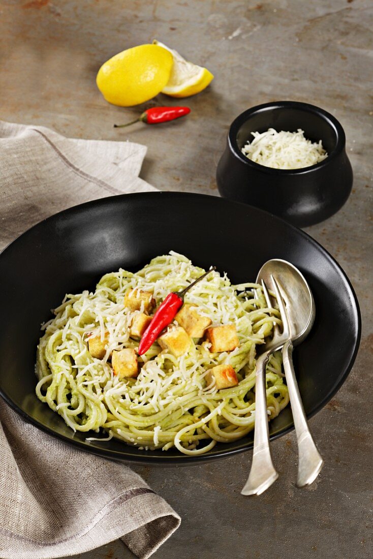 Spaghetti mit Pesto, Tofuwürfeln und Chilischote