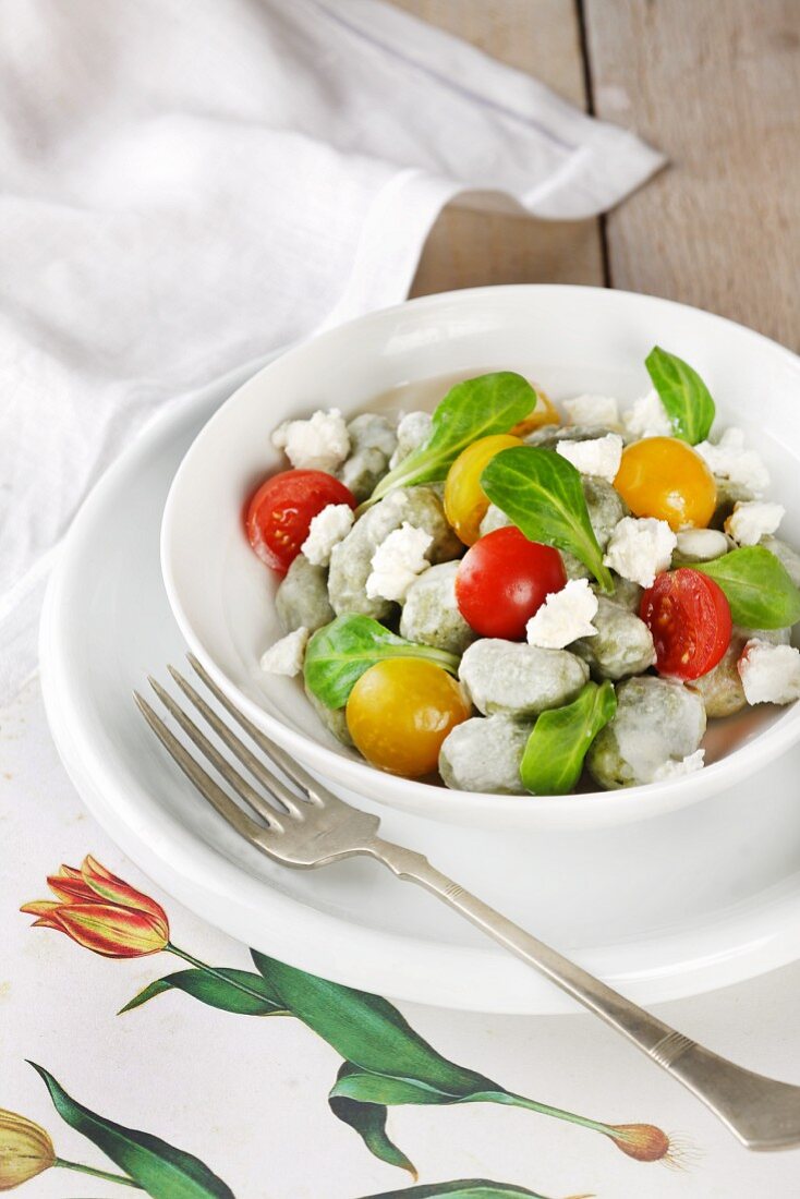 Spinach gnocchi with tomatoes, sheep's cheese and lamb's lettuce