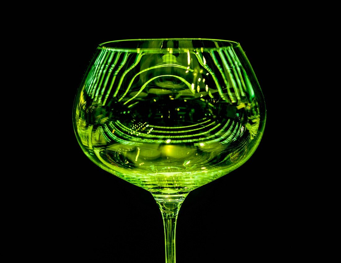 Grünes Weinglas mit Lichtreflexen