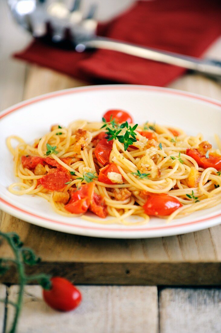 Spaghetti mit frischen Pflaumentomaten und Croûtons