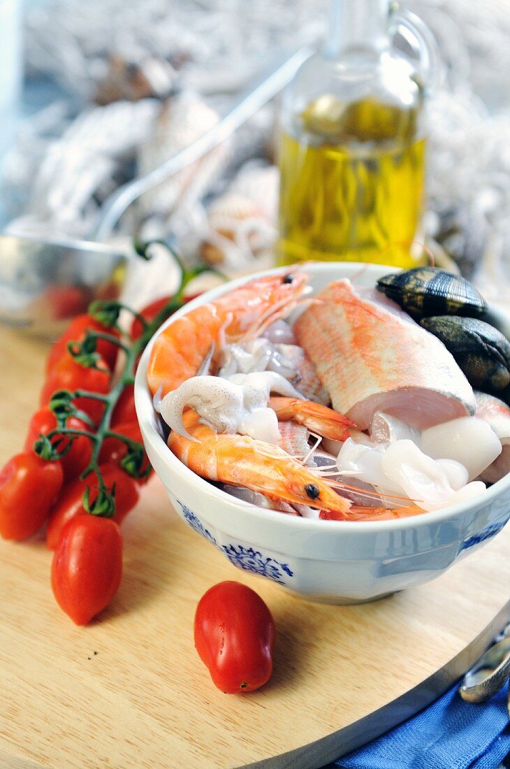 Frische Zutaten für Fischsuppe (Muscheln, Tintenfisch, Garnelen, Meerbarbe)