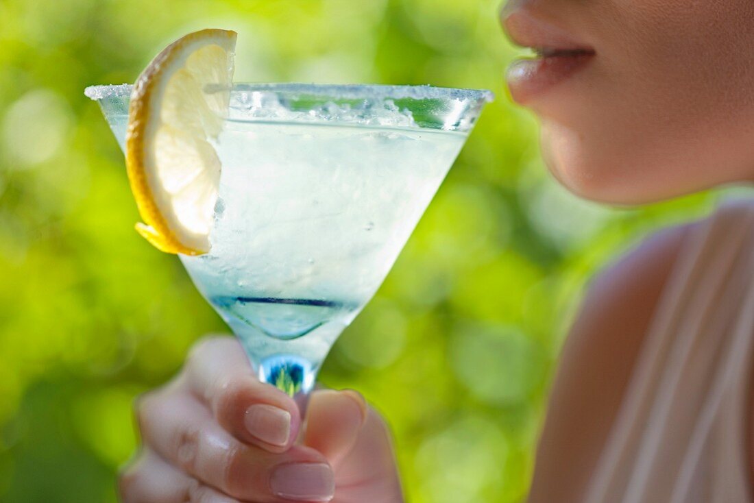 A margarita garnished with a slice of lemon