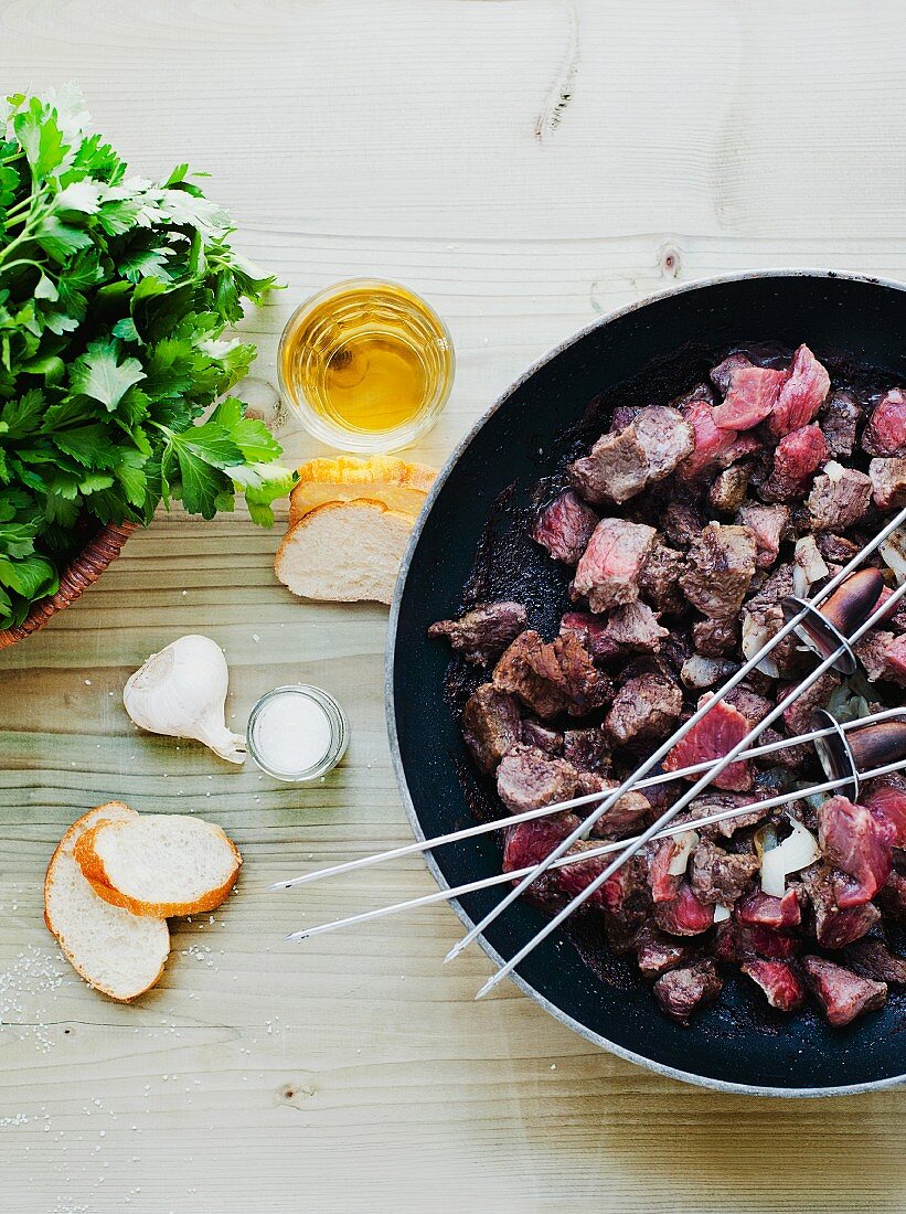 Lammfleisch für Spiesse in der Pfanne