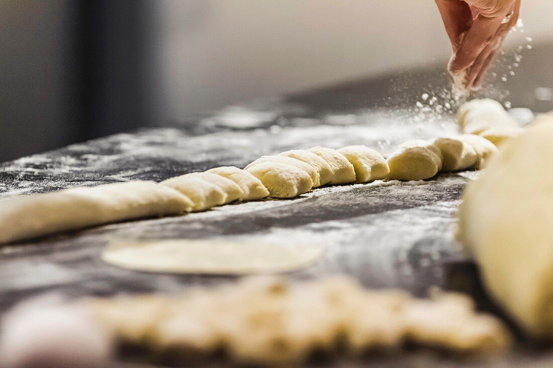 Gnocci werden mit Mehl bestäubt