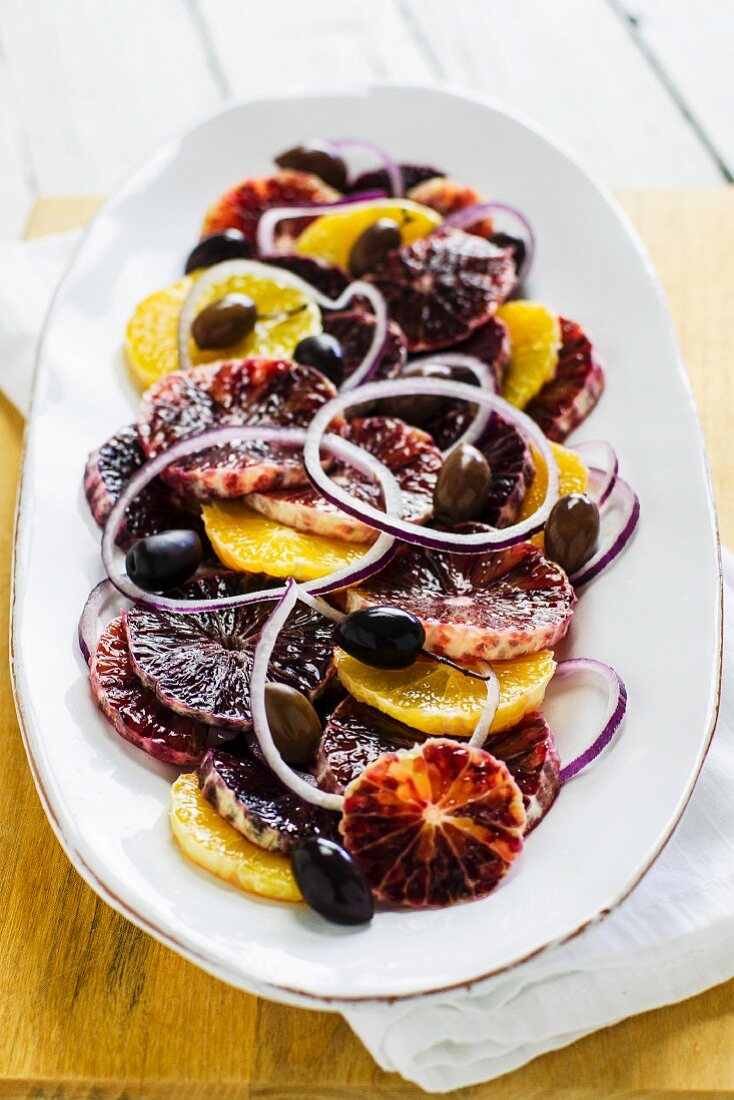 Zitrussalat mit Oliven und Zwiebeln