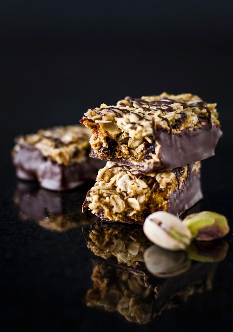 Muesli bars with oats, pistachios and chocolate