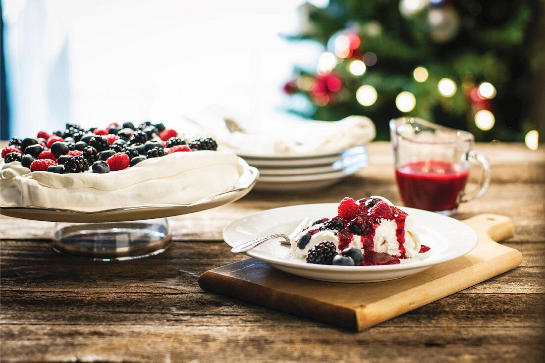 Pavlova with berries for Christmas