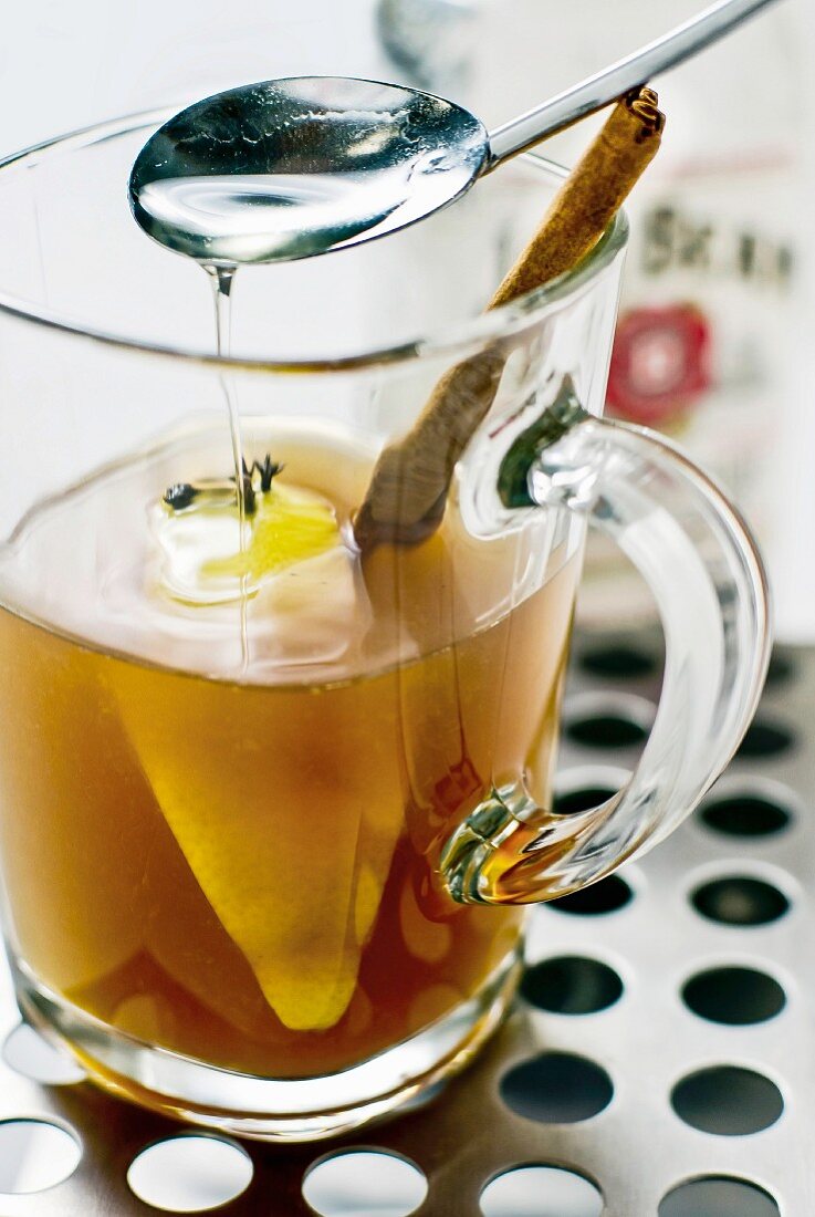 Hot Toddy mit Whiskey und Sirup