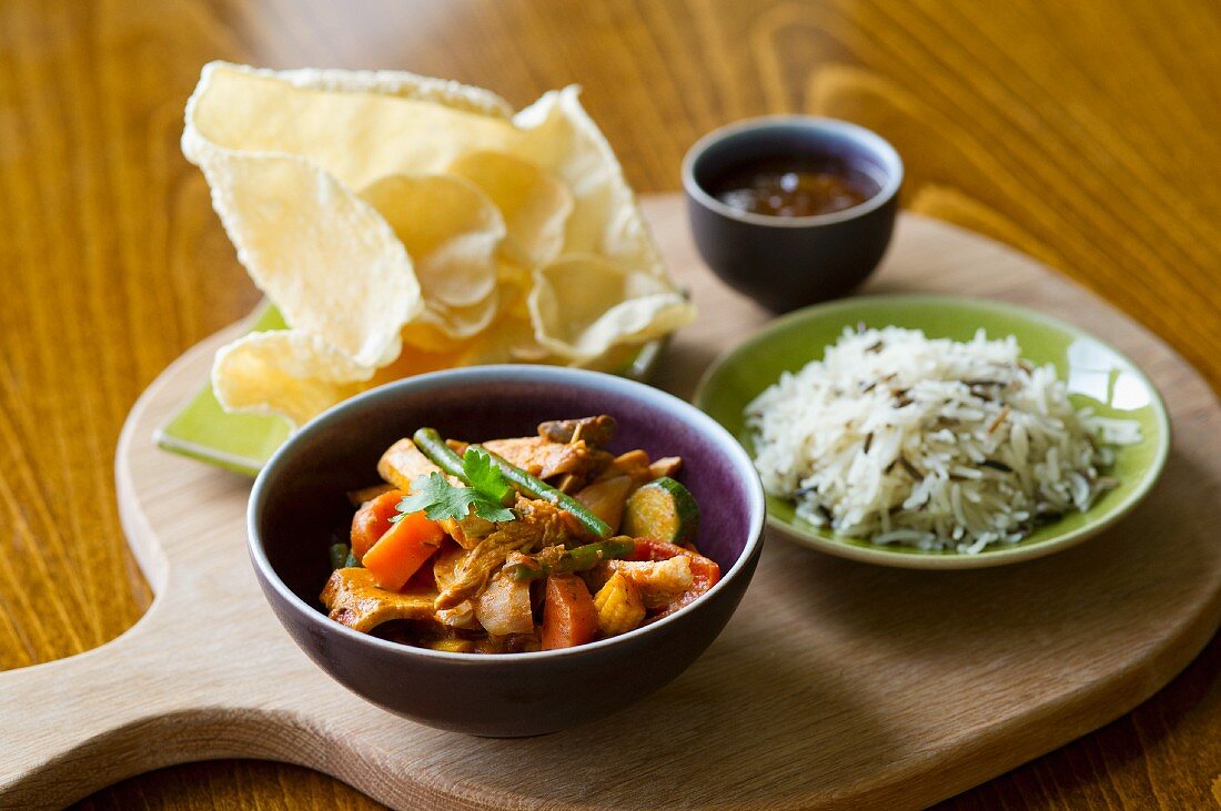 Chicken curry with rice, poppadoms and chutney