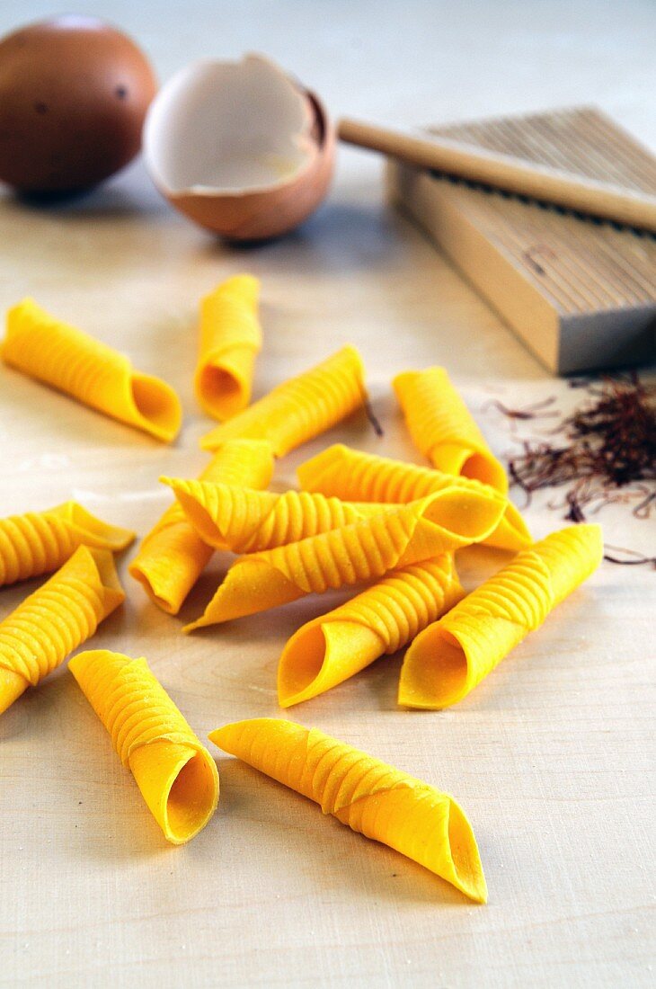 Flavoured pasta: garganelli with egg and saffron