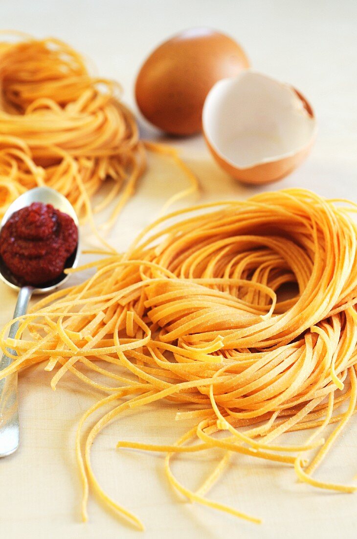 Flavoured pasta: tagliolini with egg and tomato puree