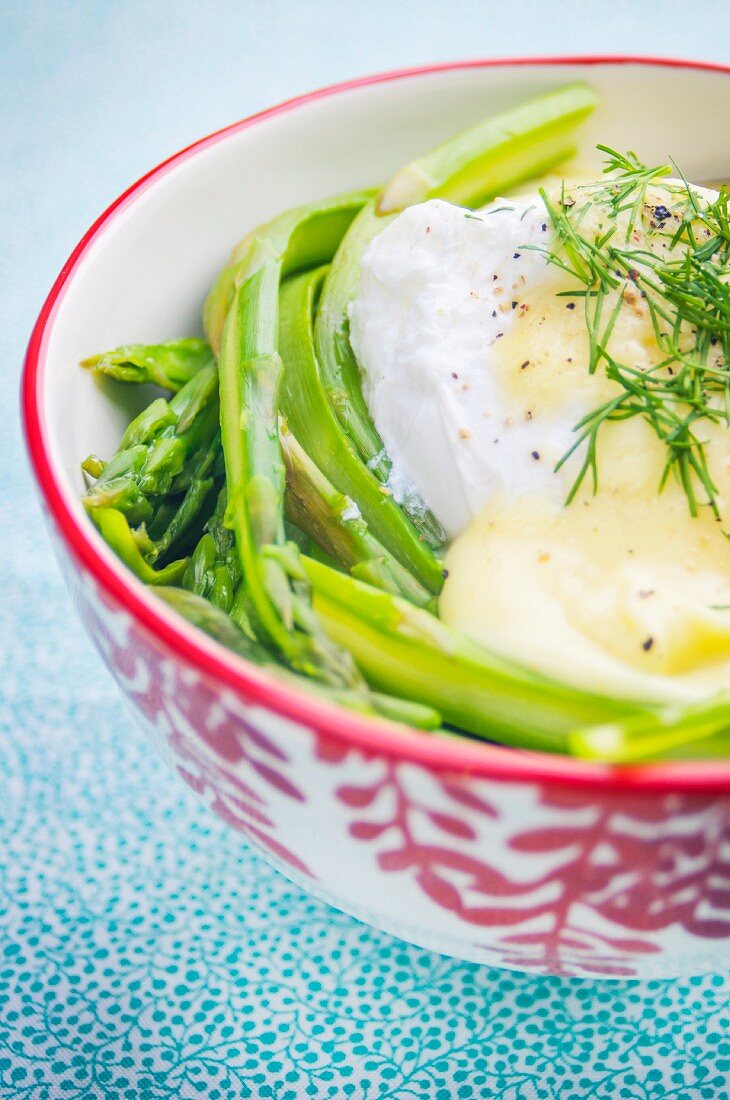Asparagus strips with a poached egg, Hollandaise sauce and fresh dill