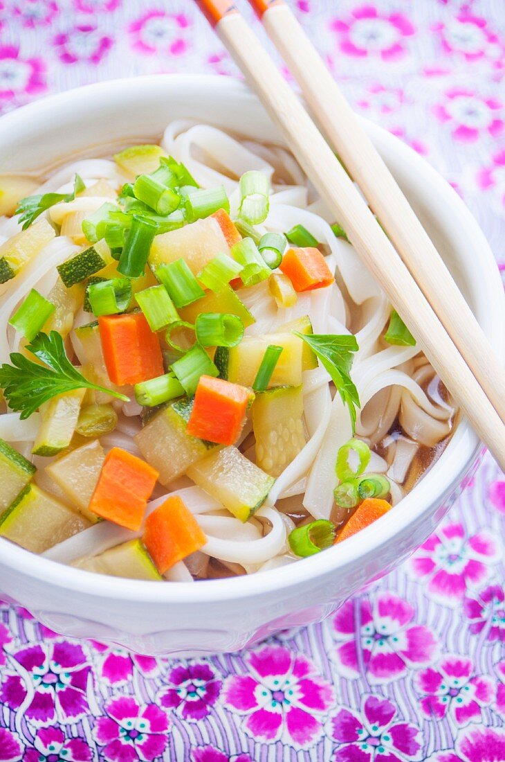 Gemüse-Reisnudel-Suppe mit Stäbchen (Asien)