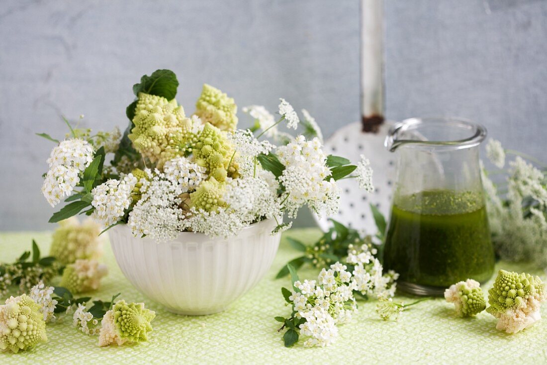 Gesteck aus Romanesco, Spireen und Kerbel