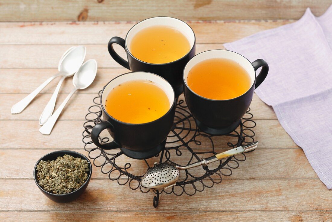 Gänsefingerkraut-Tee und getrocknete Teeblätter