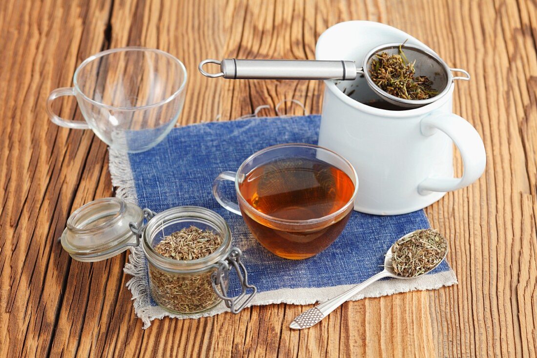 Sandthymian-Tee mit getrockneten Teeblättern