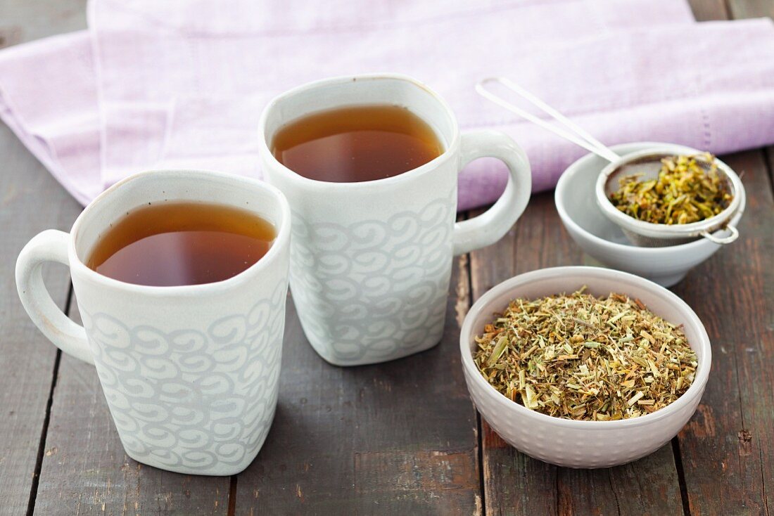 Geißraute-Tee und getrocknete Teeblätter
