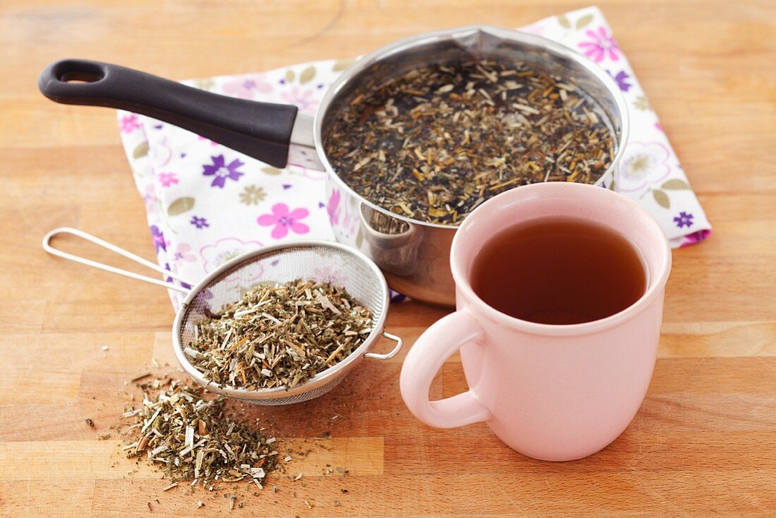 Hohlzahn-Tee mit Aufguss und getrockneten Teeblättern