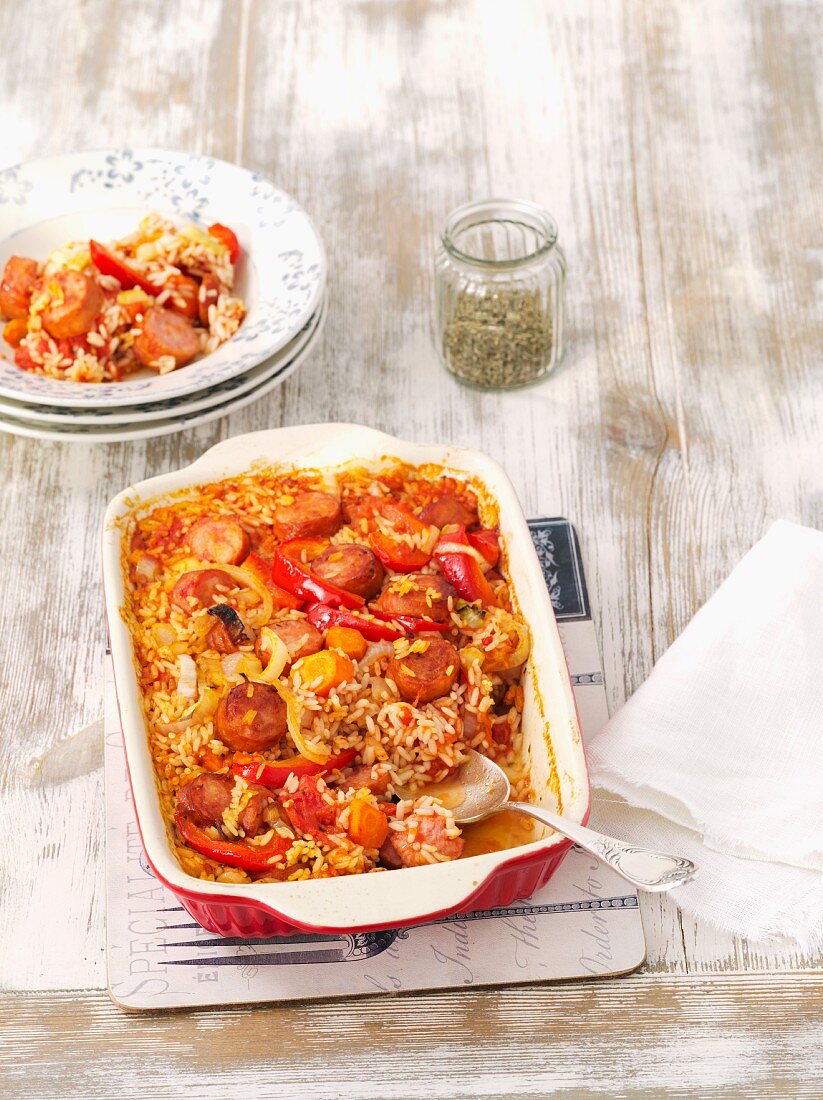Rice bake with tomatoes, sausage, peppers, carrots and leek