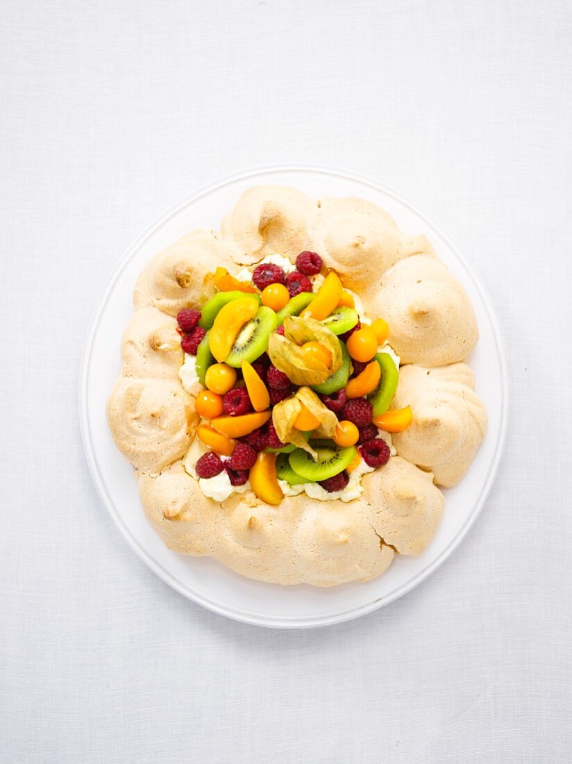 Pavlova mit frischen Früchten (Draufsicht)