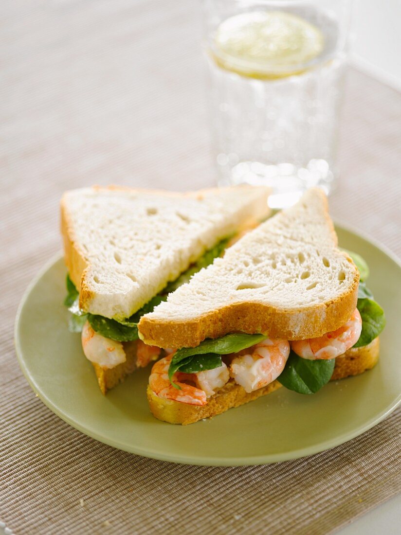 Sandwichecken mit Prawns und Spinat