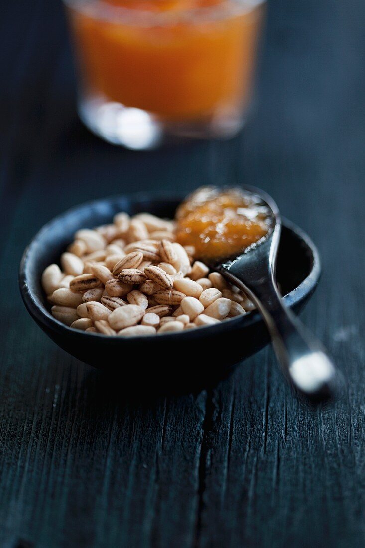 Puffed rice with persimmon jam